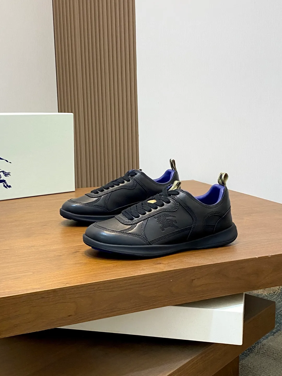 Men's men's shoes 💰660 𝐁𝐔𝐑𝐁𝐄𝐑𝐑𝐘# Burberry's new war horse plaid casual sneakers, new terrace casual sneakers·Burberry (Burberry) classic elements, super comfortable shoes··Knight blue non-slip soles. Finally I saw the latest diagonal checkered sneakers. The colors are really good-looking and can be matched with any way. Sneakers in cotton blend. Crafted in an Italian workshop, it features a worsted Burberry check pattern. Featuring a mesh lining and checkered laces, the rubber sole features the archive Burberry monogram. From Burberry's iconic collection, these wardrobe staples are interpreted with the brand's signature style. The round toe and tongue are embellished with the Equestrian Knight logo (EKD) label, leather insole, and the sole is embellished with the Burberry letter logo size: 38-44 (customized for 45 and 46)